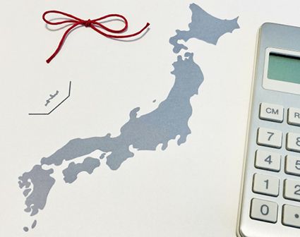 日本地図と電卓が置かれているふるさと納税のイメージ画像